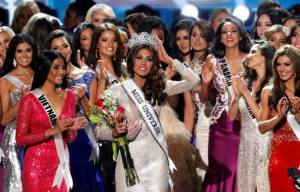 Miss Venezuela Gabriela Isler (C) reacts after winning the Miss Universe pageant at the Crocus City Hall in Moscow November 9, 2013. REUTERS/Maxim Shemetov 