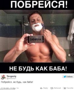 Russian Protester Shaving His Beard. Photo : Twitter