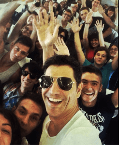 Sakis Rouvas Selfie Photobomd. Photo : Sakis Rouvas Instagram
