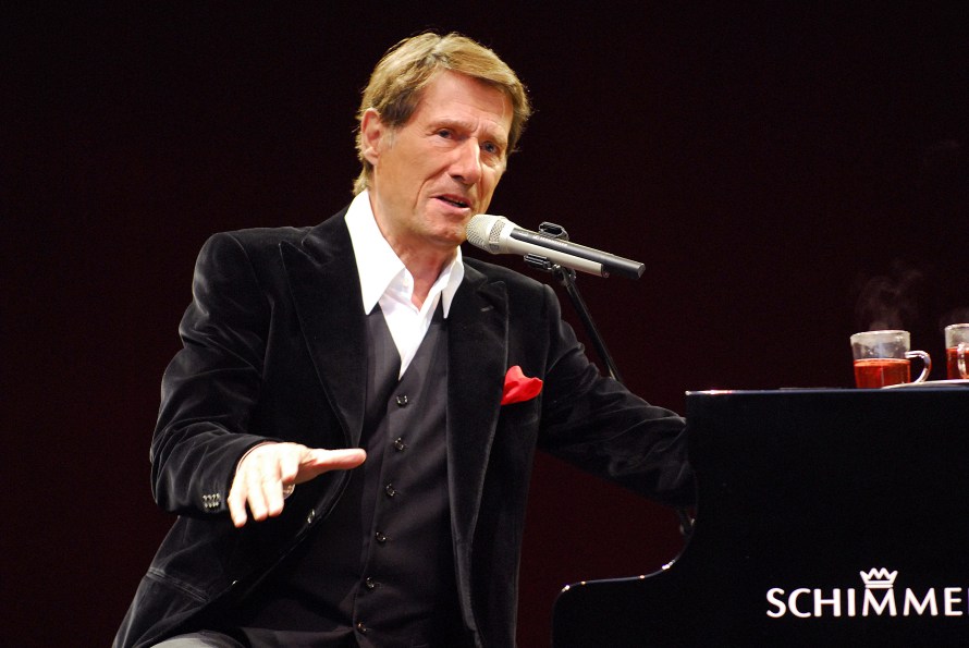 Udo Jrgens / (Snger, Entertainer, Musiker, Klavier, Piano, sterreich, Austria, Weltstar) / / Udo Jrgens Open Air Solo-Tournee 2007 - "Ein Mann und sein Klavier" / Schloss Herrenchiemsee / Chiemsee, Bayern / 16. Juni 2007 / bitte Fotovermerk: Beckmann/Brauer-Photos