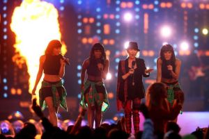 Eurovision Winner Lulu at the Commonwealth Closing Ceremony. Photo www.abc.net.au