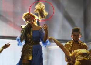 Cristina Scarlat Pulls Hair Out. Photo : YouTube