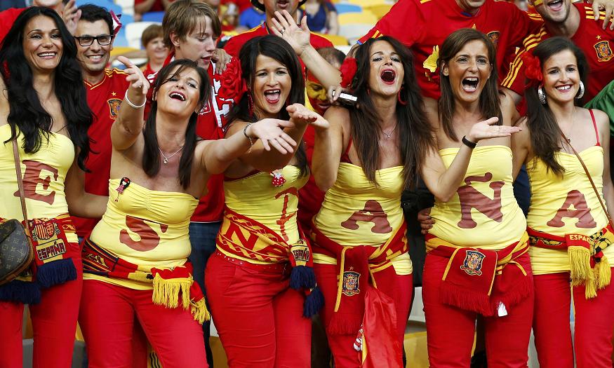 Spanish soccer fans cheers before the Euro 2012 final soccer match between Spain and Italy at the Olympic Stadium in Kiev, July 1, 2012. REUTERS/Darren Staples (UKRAINE - Tags: SPORT SOCCER)