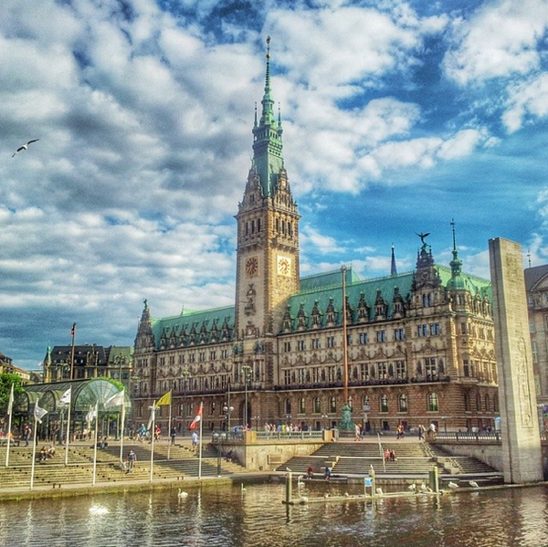 600px-Rathaus_from_the_Arkaden,_Hamburg.png